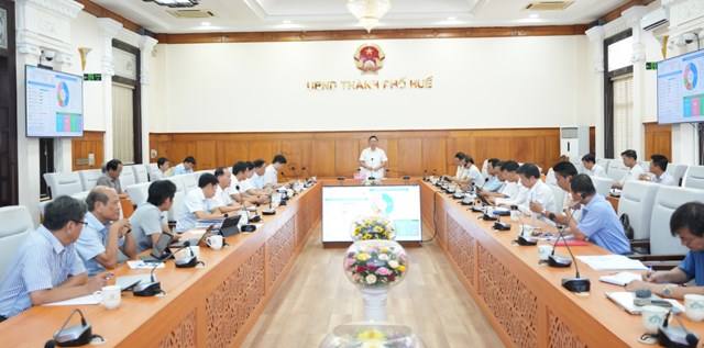 Chủ tịch UBND th&agrave;nh phố Huế L&ecirc; Tr&iacute; Thanh chủ tr&igrave; cuộc họp nghe b&aacute;o c&aacute;o ho&agrave;n thiện Kế hoạch đầu tư c&ocirc;ng trung hạn vốn ng&acirc;n s&aacute;ch nh&agrave; nước