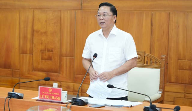 Chủ tịch UBND th&agrave;nh phố Huế L&ecirc; Tr&iacute; Thanh ph&aacute;t biểu chỉ đạo tại cuộc họp, nhấn mạnh y&ecirc;u cầu tập trung nguồn lực cho c&aacute;c c&ocirc;ng tr&igrave;nh trọng điểm, c&oacute; t&iacute;nh khả thi v&agrave; hiệu quả