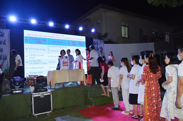 Đ&#234;m nhạc “Triệu tr&#225;i tim- một tấm l&#242;ng” - Ảnh 1