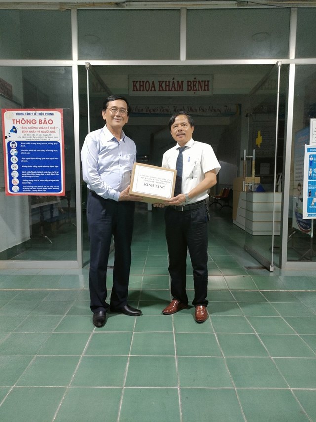 Đại diện C&ocirc;ng ty BMT 4.0 ở Huế (b&ecirc;n tr&aacute;i) trao t&agrave;i trợ cho Gi&aacute;m đốc TTYT Triệu Phong&nbsp;