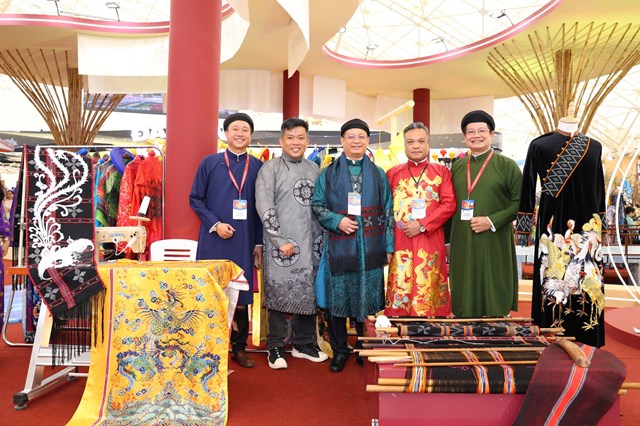 Huế tỏa s&#225;ng tại Thủ đ&#244;: Triển l&#227;m “Di sản, bản sắc v&#224; tầm nh&#236;n ph&#225;t triển xanh” - Ảnh 1