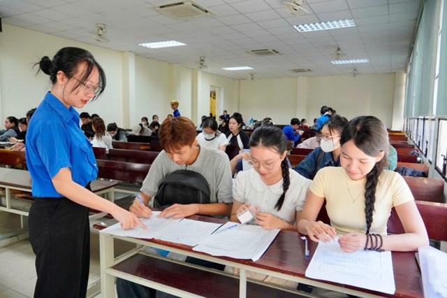 Hơn 700 tân sinh viên cao đẳng nhập học tại Trường Đại học Y - Dược Huế - Ảnh 3