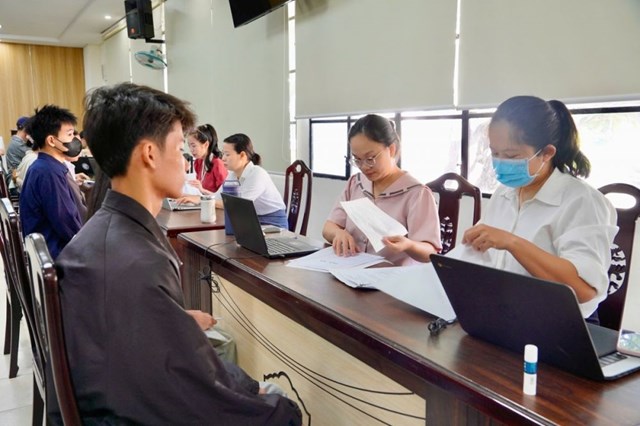Kh&ocirc;ng kh&iacute; khẩn trương v&agrave; h&aacute;o hức trong ng&agrave;y đầu l&agrave;m thủ tục nhập học của c&aacute;c t&acirc;n sinh vi&ecirc;n, được hỗ trợ bởi hệ thống m&aacute;y t&iacute;nh v&agrave; đội ngũ tư vấn vi&ecirc;n chuy&ecirc;n nghiệp