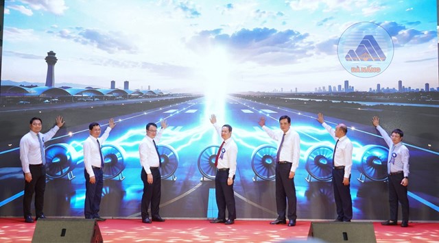 L&atilde;nh đạo TP. Đ&agrave; Nẵng v&agrave; c&aacute;c đơn vị thực hiện nghi thức c&ocirc;ng bố triển khai c&aacute;c dự &aacute;n mở rộng Cảng h&agrave;ng kh&ocirc;ng quốc tế Đ&agrave; Nẵng. (Ảnh: V.To&agrave;n)
