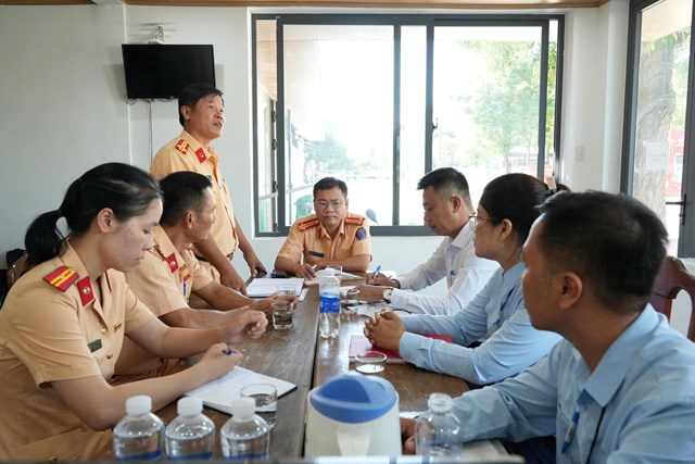 Ph&ograve;ng Cảnh s&aacute;t giao th&ocirc;ng C&ocirc;ng an th&agrave;nh phố Huế trao đổi với Ban quản l&yacute; Bến thuyền du lịch T&ograve;a Kh&acirc;m, TP Huế
