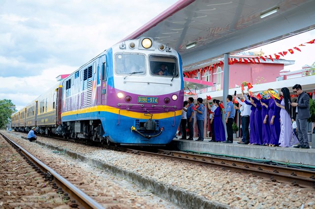 Đo&agrave;n t&agrave;u &ldquo;Cố đ&ocirc; Huế - Phong Nha: H&agrave;nh tr&igrave;nh di sản thế giới&rdquo; ch&iacute;nh thức khai th&aacute;c, kết nối Huế với khu vực Phong Nha tr&ecirc;n h&agrave;nh tr&igrave;nh khoảng 190 km.