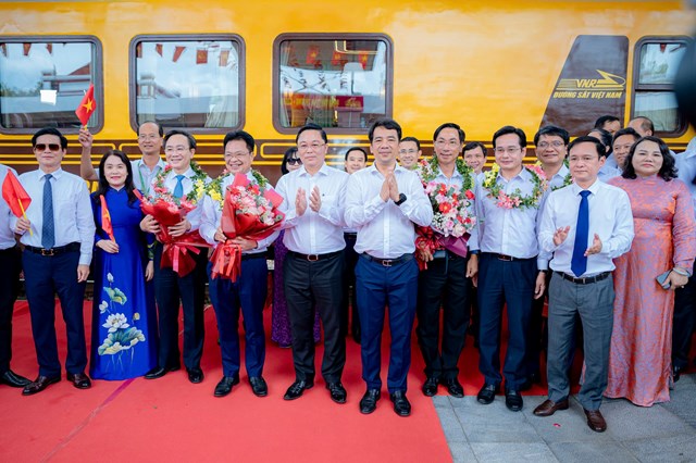 C&aacute;c đại biểu v&agrave; l&atilde;nh đạo tham dự lễ klhai trương đo&agrave;n t&agrave;u du lịch &ldquo;Cố đ&ocirc; Huế - Phong Nha: H&agrave;nh tr&igrave;nh di sản thế giới&rdquo;
