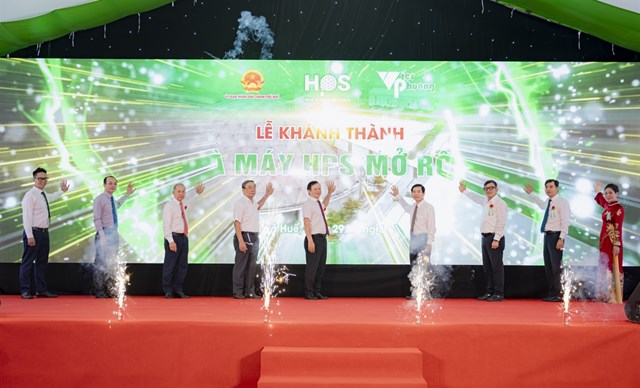 C&aacute;c đại biểu thực hiện nghi thức &acirc;́n nút kh&aacute;nh th&agrave;nh Dự &aacute;n nhà máy Huế Premium Silica