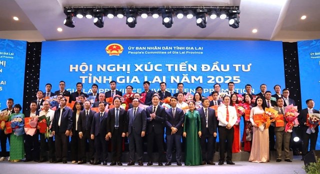 L&atilde;nh đạo UBND tỉnh Gia Lai trao bi&ecirc;n bản ghi nhớ hợp t&aacute;c, quyết định chủ trương đầu tư cho c&aacute;c doanh nghiệp