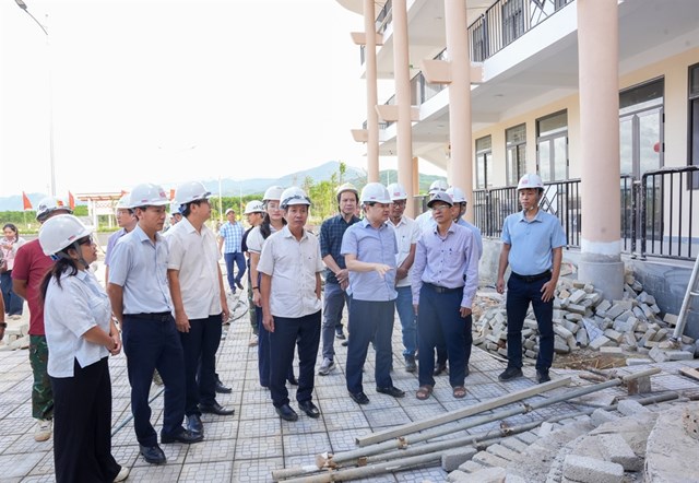 Ph&oacute; Chủ tịch Thường trực UBND th&agrave;nh phố Huế Ho&agrave;ng Hải Minh kiểm tra thực tế, đ&ocirc;n đốc tiến độ thi c&ocirc;ng tại Trường phổ th&ocirc;ng nội tr&uacute; li&ecirc;n cấp Tiểu học v&agrave; THCS A Lưới 3