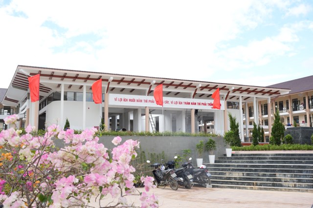 Một g&oacute;c khu&ocirc;n vi&ecirc;n Trường phổ th&ocirc;ng nội tr&uacute; li&ecirc;n cấp Tiểu học v&agrave; THCS A Lưới 4 đ&atilde; cơ bản ho&agrave;n thiện, sẵn s&agrave;ng đ&oacute;n học sinh trong năm học mới