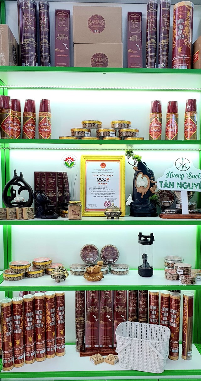 Kh&ocirc;ng gian trưng b&agrave;y sản phẩm Hương trầm T&acirc;n Nguy&ecirc;n với hệ thống kệ hiện đại, &aacute;nh s&aacute;ng bắt mắt v&agrave; giấy chứng nhận OCOP 4 sao nổi bật. Đ&acirc;y l&agrave; v&iacute; dụ điển h&igrave;nh cho việc đầu tư bao b&igrave;, nh&atilde;n m&aacute;c để n&acirc;ng cao sức cạnh tranh tr&ecirc;n c&aacute;c k&ecirc;nh thương mại điện tử. (Ảnh: CTV)
