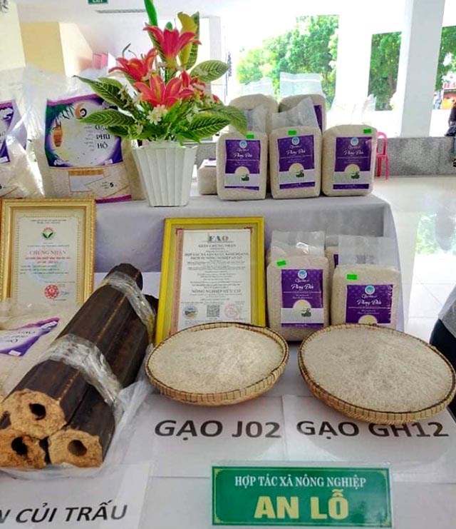 C&aacute;c sản phẩm Gạo J02, Gạo GH12 v&agrave; Củi trấu của Hợp t&aacute;c x&atilde; N&ocirc;ng nghiệp An Lỗ được trưng b&agrave;y c&ugrave;ng giấy chứng nhận OCOP, thể hiện nỗ lực chuẩn h&oacute;a chất lượng v&agrave; nguồn gốc để tiếp cận thị trường hiện đại. (Ảnh: CTV)