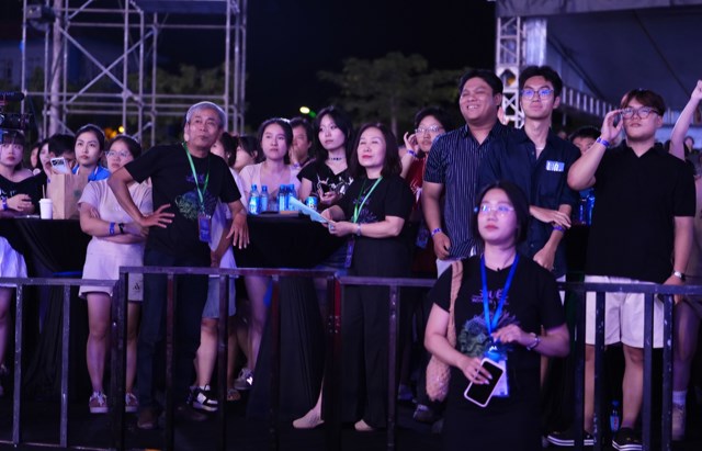 Đ&ocirc;ng đảo người d&acirc;n v&agrave; du kh&aacute;ch tham dự lễ khai mạc Huế Wonderverse Music Fest 2026 tại Quảng trường H&agrave; Huy Tập, tối 30/8