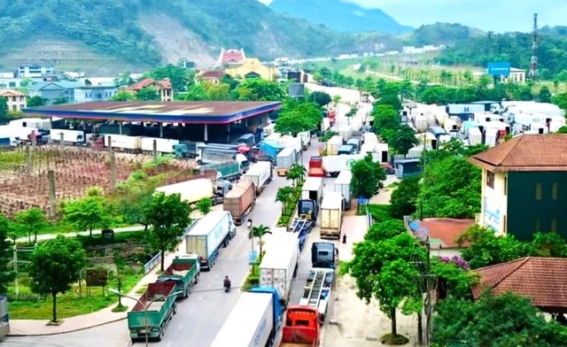 Phương tiện vận chuyển h&agrave;ng h&oacute;a qua Cửa khẩu quốc tế Cha Lo, tỉnh Quảng Trị. (Ảnh: CTV)