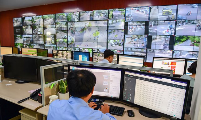 Hệ thống camera gi&aacute;m s&aacute;t tại HueIOC hỗ trợ ph&aacute;t hiện, ghi nhận c&aacute;c trường hợp c&oacute; dấu hiệu vi phạm giao th&ocirc;ng tr&ecirc;n địa b&agrave;n TP.Huế. Ảnh: HueIOC
