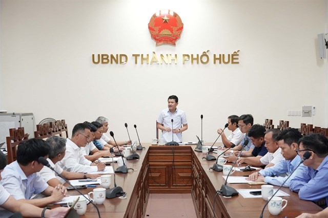 Ph&oacute; Chủ tịch Thường trực UBND th&agrave;nh phố Huế Ho&agrave;ng Hải Minh chủ tr&igrave; cuộc họp về nhu cầu v&agrave; khả năng cung cấp vật liệu x&acirc;y dựng phục vụ c&aacute;c c&ocirc;ng tr&igrave;nh, dự &aacute;n tr&ecirc;n địa b&agrave;n