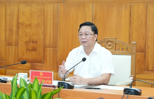 Chủ tịch UBND th&agrave;nh phố Huế L&ecirc; Tr&iacute; Thanh chủ tr&igrave; cuộc họp nghe b&aacute;o c&aacute;o Đề &aacute;n ph&aacute;t triển c&aacute;c ng&agrave;nh c&ocirc;ng nghiệp văn h&oacute;a đến năm 2030, tầm nh&igrave;n đến năm 2045