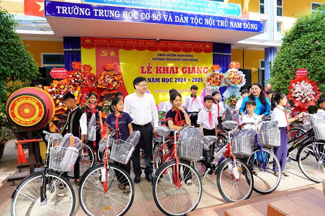 Trong dịp n&agrave;y, Đại t&aacute; Nguyễn Thanh Tuấn cũng đ&atilde; trao tặng 50 suất qu&agrave; gồm xe đạp, ba l&ocirc; v&agrave; tập vở cho c&aacute;c em học sinh ho&agrave;n cảnh kh&oacute; khăn tr&ecirc;n địa b&agrave;n huyện