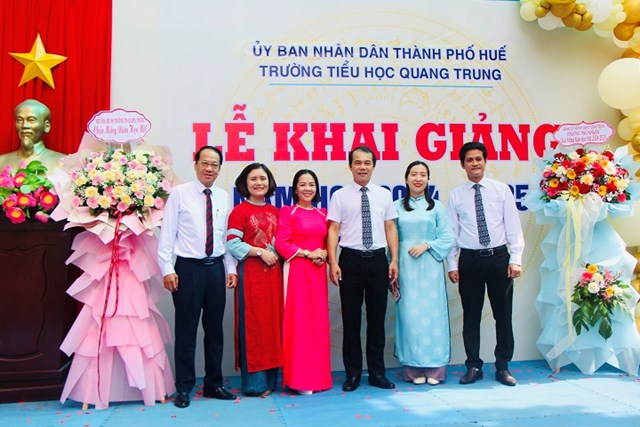 &Ocirc;ng V&otilde; L&ecirc; Nhật, Chủ tịch UBND th&agrave;nh phố Huế (thứ 3 từ phải sang) thăm, ch&uacute;c mừng năm học mới tại trường Tiểu học Quang Trung