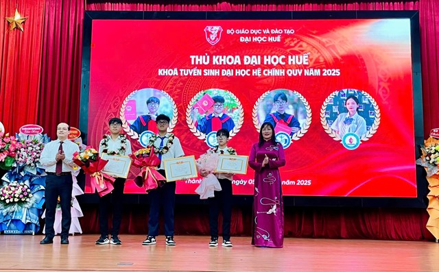03 sinh vi&ecirc;n đồng thủ khoa của Nh&agrave; trường v&agrave; cũng l&agrave; đồng thủ khoa Đại học Huế kh&oacute;a tuyển sinh hệ ch&iacute;nh quy năm 2025