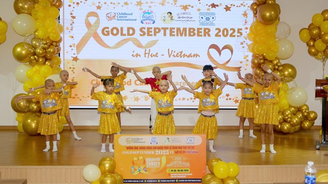 “Gold September 2025” tại Bệnh viện Trung ương Huế: Lan tỏa y&#234;u thương đến bệnh nhi ung thư - Ảnh 4