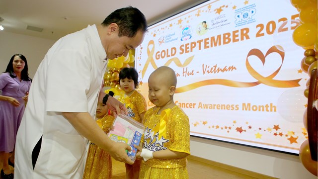 “Gold September 2025” tại Bệnh viện Trung ương Huế: Lan tỏa y&#234;u thương đến bệnh nhi ung thư - Ảnh 3