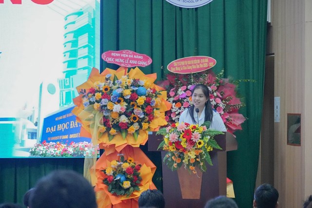 Sinh vi&ecirc;n Phạm Thị &Aacute;nh Th&ugrave;y đại diện t&acirc;n sinh vi&ecirc;n ph&aacute;t biểu
