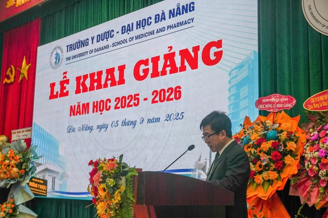 TS.BS. L&ecirc; Viết Nho &ndash; Hiệu trưởng Trường Y Dược đọc diễn văn khai giảng