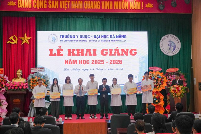TS.BS. L&ecirc; Viết Nho &ndash; Hiệu trưởng v&agrave; &Ocirc;ng Phạm Ph&uacute; Sang đại diện nh&agrave; t&agrave;i trợtrao học bổng cho thủ khoa T&acirc;n sinh vi&ecirc;n đầu v&agrave;o