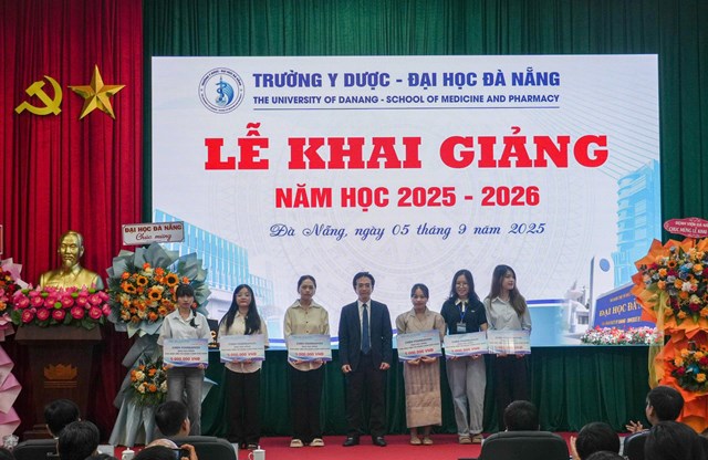 ThS.BSCKII. L&ecirc; Kim Trọng &ndash; Ph&oacute; Hiệu trưởng trao học bổng cho sinh vi&ecirc;n c&oacute; ho&agrave;n cảnh kh&oacute; khăn