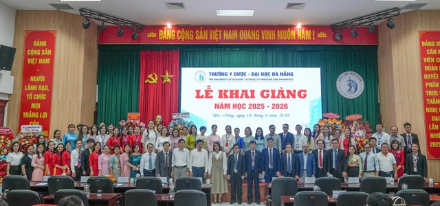 Ảnh lưu niệm c&ugrave;ng T&acirc;n sinh vi&ecirc;n tham dự Lễ khai giảng