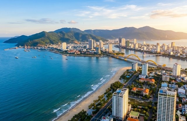 G&oacute;c nh&igrave;n từ tr&ecirc;n cao hướng về b&aacute;n đảo Sơn Tr&agrave;, ghi lại nhịp sống hiện đại v&agrave; quy hoạch giao th&ocirc;ng đồng bộ của th&agrave;nh phố Đ&agrave; Nẵng