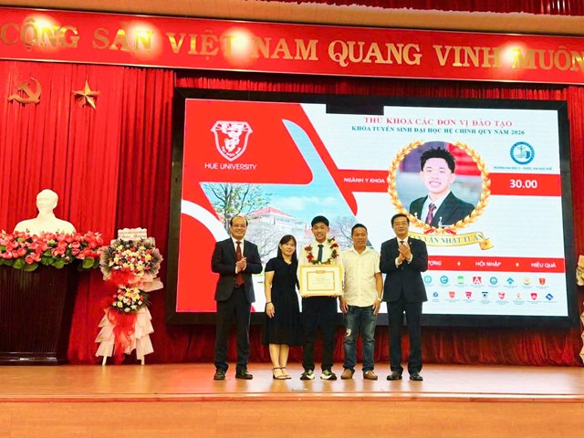 L&atilde;nh đạo Đại học Huế v&agrave; Trường Đại học Y - Dược c&ugrave;ng cha mẹ ch&uacute;c mừng t&acirc;n sinh vi&ecirc;n Phan Văn Nhật Tuấn, thủ khoa to&agrave;n trường với số điểm tuyệt đối. (Ảnh: T.M)