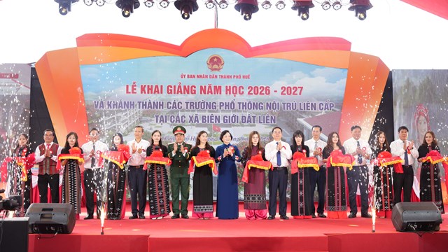 Ph&oacute; Thủ tướng Ch&iacute;nh phủ Phạm Thị Thanh Tr&agrave; c&ugrave;ng l&atilde;nh đạo Trung ương v&agrave; th&agrave;nh phố Huế thực hiện nghi thức kh&aacute;nh th&agrave;nh Trường phổ th&ocirc;ng nội tr&uacute; TH&amp;THCS A Lưới 3 v&agrave; A Lưới 4.. (Ảnh: Ngọc Hiếu)