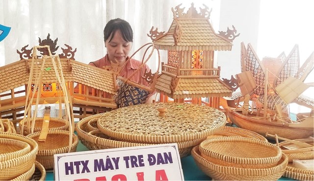 Sản phẩm h&agrave;ng lưu niệm của l&agrave;ng đan l&aacute;t Bao La, (Huế). -&nbsp;Ảnh: IT