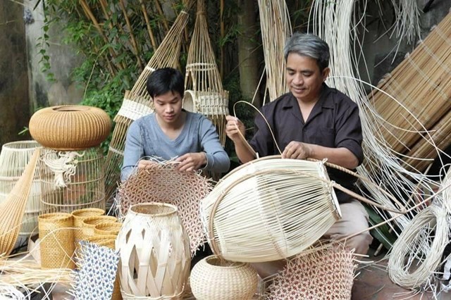 Sự kh&eacute;o l&eacute;o của c&aacute;c nghệ nh&acirc;n l&agrave;ng m&acirc;y tre đan Ph&uacute; Vinh, (H&agrave; Nội) - Ảnh: IT