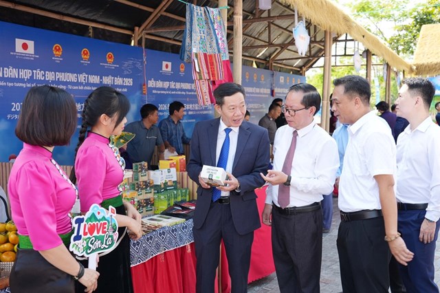 Ph&oacute; Chủ tịch UBND th&agrave;nh phố Huế H&agrave; Văn Tuấn c&ugrave;ng c&aacute;c đại biểu tham quan khu vực trưng b&agrave;y