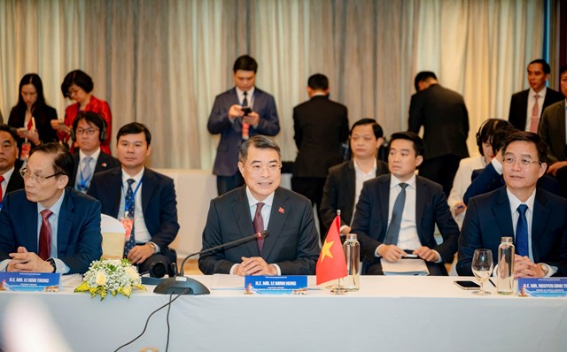 Thủ tướng Ch&iacute;nh phủ L&ecirc; Minh Hưng trao đổi với Đo&agrave;n đại biểu c&aacute;c địa phương Nhật Bản tại buổi l&agrave;m việc