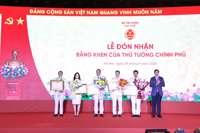 Thứ trưởng Nguyễn Đức T&acirc;m trao tặng Bằng khen của Thủ tướng Ch&iacute;nh phủ cho 5 đơn vị thuộc Cục Thuế