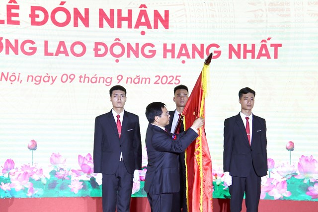 Bộ trưởng Nguyễn Văn Thắng gắn Hu&acirc;n chương Lao động hạng Nhất l&ecirc;n l&aacute; Cờ Truyền thống của ng&agrave;nh Thuế Việt Nam