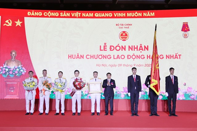 Ng&agrave;nh thuế đ&oacute;n nhận Hu&acirc;n chương Lao động hạng Nhất