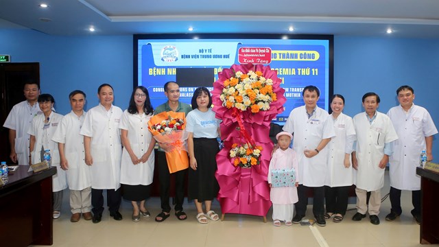 Bệnh viện Trung ương Huế tổ chức lễ ra viện cho b&eacute; Vũ Quỳnh C. (6 tuổi, Bắc Ninh)