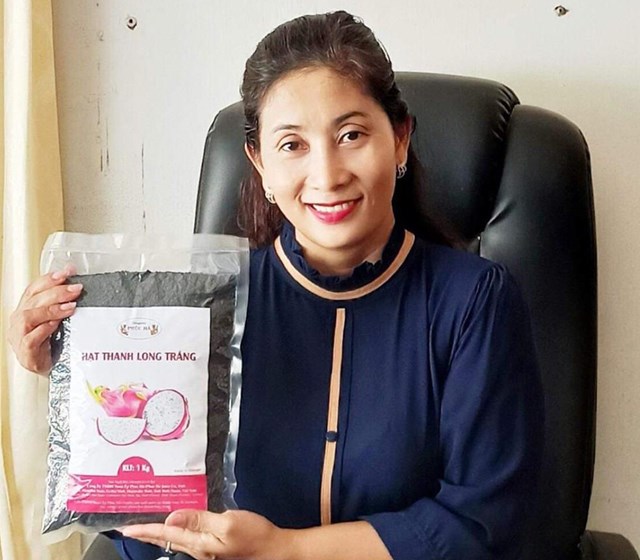 B&agrave; L&ecirc; Thị Nguy&ecirc;n H&agrave; - Gi&aacute;m đốc C&ocirc;ng ty TNHH Nước &eacute;p Ph&uacute;c H&agrave; b&ecirc;n sản phẩm mới Hạt Thanh Long. (Ảnh: Ngọc Quỳnh - TTXVN)