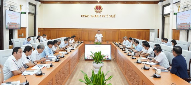 Chủ tịch UBND th&agrave;nh phố Huế L&ecirc; Tr&iacute; Thanh chủ tr&igrave; cuộc họp nghe b&aacute;o c&aacute;o phương &aacute;n ph&aacute;t triển c&aacute;c sản phẩm du lịch mới