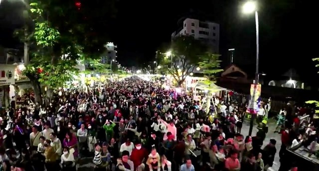 Đ&ocirc;ng đảo du kh&aacute;ch đến Huế tham quan, trải nghiệm c&aacute;c sản phẩm v&agrave; dịch vụ du lịch