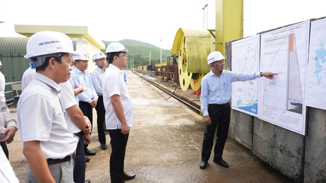 Chủ tịch UBND th&agrave;nh phố Huế L&ecirc; Tr&iacute; Thanh kiểm tra thực địa tại hồ chứa