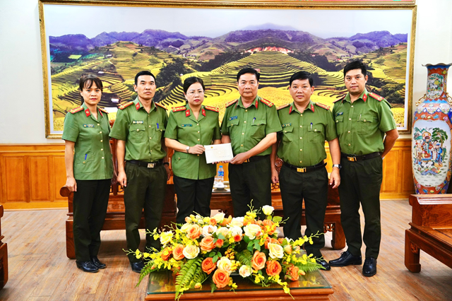 Đại t&aacute; Ho&agrave;ng Văn Th&agrave;nh &ndash; Ph&oacute; Gi&aacute;m đốc C&ocirc;ng an tỉnh Thừa Thi&ecirc;n Huế đến thăm hỏi, động vi&ecirc;n đồng b&agrave;o v&agrave; CBCS bị thiệt hại do thi&ecirc;n tại tại C&ocirc;ng an tỉnh Y&ecirc;n B&aacute;i