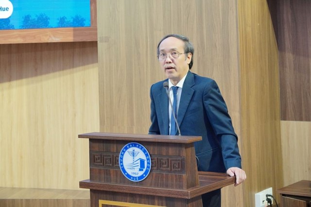 PGS.TS. Nguyễn Khoa H&ugrave;ng, Ph&oacute; Hiệu trưởng Trường Đại học Y - Dược, Đại học Huế, Gi&aacute;m đốc Bệnh viện Trường, chia sẻ tại Ng&agrave;y hội B&aacute;c sĩ nội tr&uacute;. Ảnh: T.Mai