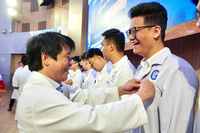 C&aacute;c t&acirc;n b&aacute;c sĩ nội tr&uacute; kh&oacute;a 2026 - 2029 nhận bảng t&ecirc;n, chuẩn bị bước v&agrave;o chương tr&igrave;nh đ&agrave;o tạo chuy&ecirc;n s&acirc;u. Ảnh: T.Mai